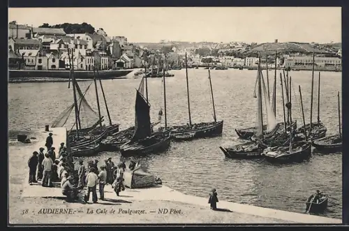 AK Audierne, Le Quai de Poulgoazec, bateaux de pêche et foule sur le quai
