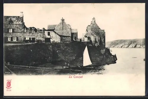 AK Le Conquet, Maisons en pierre sur la côte avec voilier à proximité