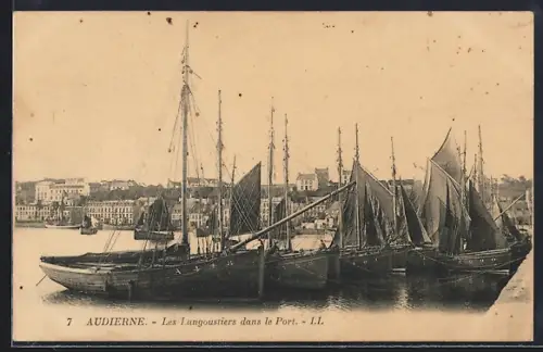 AK Audierne, Les langoustiers dans le port