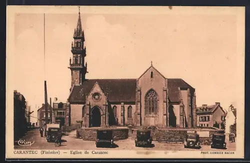 AK Carantec /Finistère, Église de Carantec avec voitures anciennes devant l`entrée