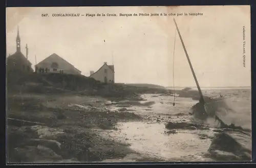 AK Concarneau, Plage de la Croix, Barque de pêche jetée à la côte par la tempête