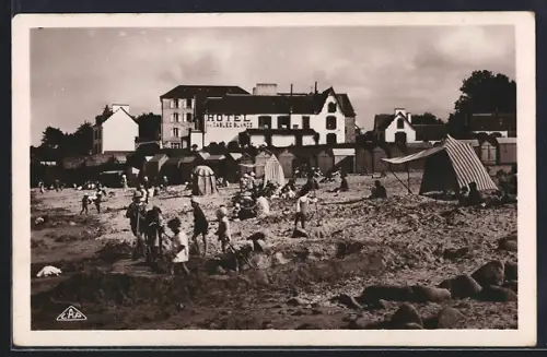AK Douarnenez, Scènes de plage avec tentes et hôtel en arrière-plan