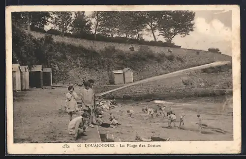 AK Douarnenez, La Plage des Dames avec enfants jouant sur le sable