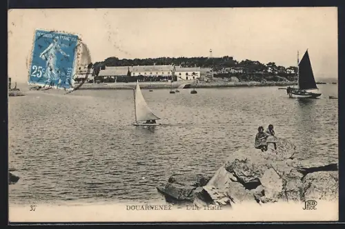 AK Douarnenez, L`Île Tristan avec voiliers et enfants sur les rochers