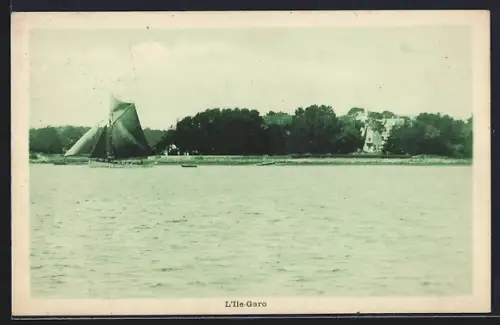 AK Île-Garo, Voilier naviguant près de l`île boisée et des maisons en arrière-plan