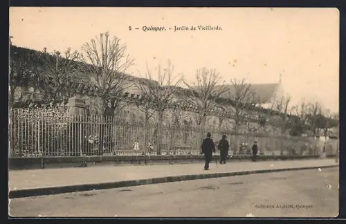 AK Quimper, Jardin de Vieillards avec passants sur le trottoir