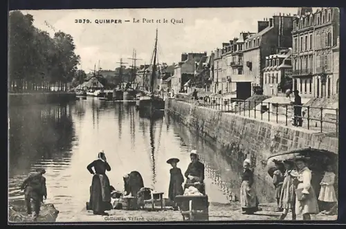 AK Quimper, Le Port et le Quai avec des passants et des bateaux amarrés