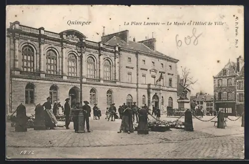 AK Quimper, La Place Laennec, Le Musée et l`Hôtel de Ville