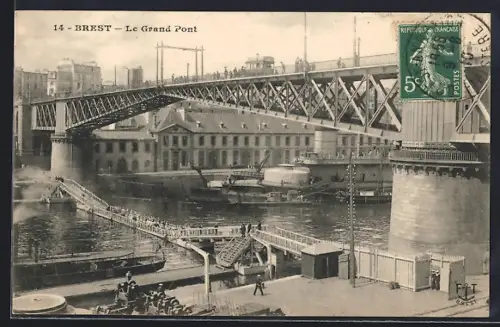 AK Brest, Le Grand Pont et vue sur le quai avec bateaux et passants