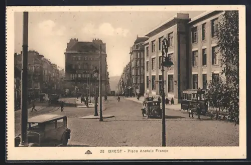 AK Brest, Place Anatole France avec bâtiments et voitures des années 30