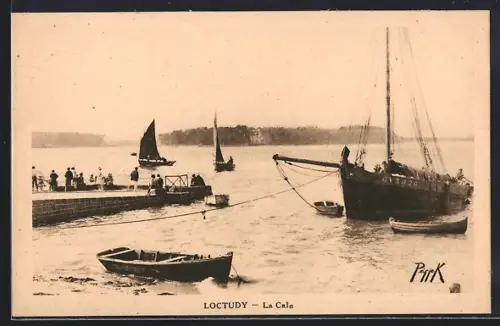 AK Loctudy, La Cale avec bateaux et promeneurs au bord de l`eau