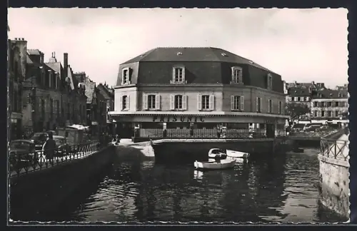AK Quimper, Vue du bâtiment au bord de l`eau avec bateau et voitures