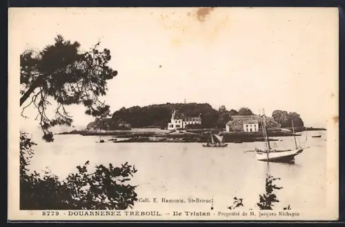 AK Douarnenez Tréboul, Ile Tristan, vue sur l`île et les voiliers dans la baie
