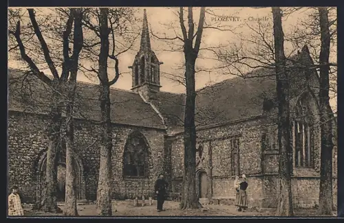 AK Plozévet, Chapelle entourée d`arbres et passants devant l`entrée