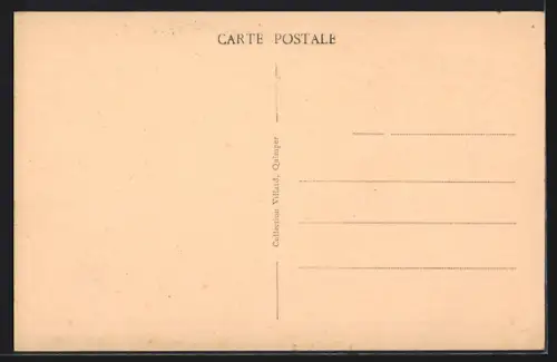 AK Plozévet, Chapelle entourée d`arbres et passants devant l`entrée