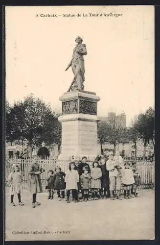 AK Carhaix, Statue de La Tour d`Auvergne avec des enfants devant la clôture