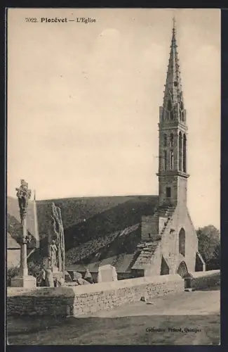 AK Plozévet, L`Église et le calvaire devant un paysage vallonné