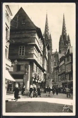 AK Quimper, Rue animée avec vue sur les flèches de la cathédrale