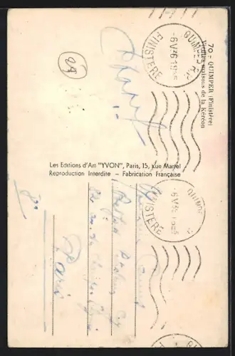 AK Quimper, Rue animée avec vue sur les flèches de la cathédrale