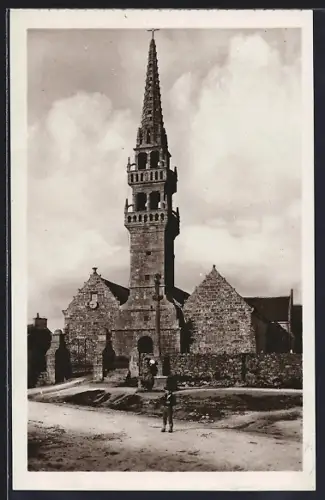 AK Plouerden /Finistère, L`église et son clocher imposant