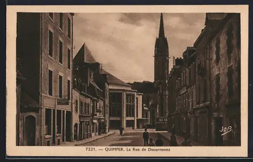 AK Quimper, La Rue de Douarnenez avec vue sur l`église en arrière-plan