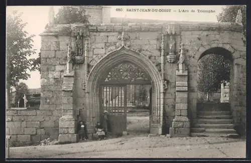 AK Saint-Jean-du-Doigt, L`Arc de Triomphe majestueux de l`entrée principale