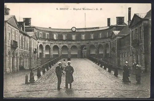 AK Brest, Hôpital Maritime et personnel devant l`entrée principale