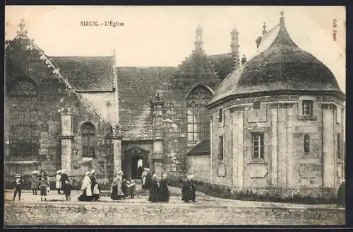 AK Sizun, L`Église et les habitants devant l`entrée