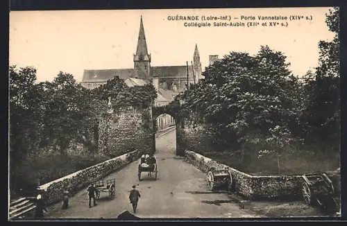 AK Guérande /Loire-Inf., Porte Vannetaise et Collégiale Saint-Aubin