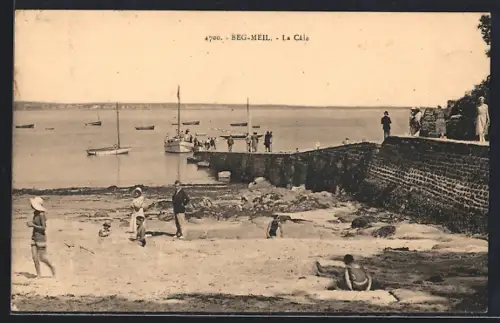 AK Beg-Meil, La Cale avec vue sur la plage et les bateaux amarrés