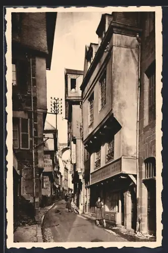 AK Morlaix /Finistère, Rue Ange de Guernisac avec bâtiments historiques et passants