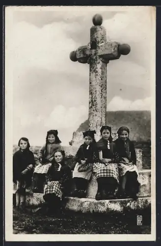 AK Ouessant, Le Calvaire et Enfants d`Ouessant