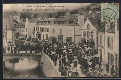 AK Pont-Aven, Passage du Cortège de la Reine des Fleurs d`Ajoncs dans la Rue du Quai