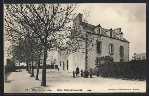 AK Plougonven, École Libre de Garcons et enfants jouant dans la cour