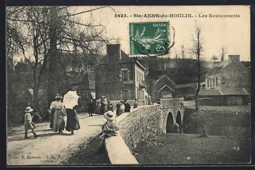 AK Ste-Anne-du-Houlin, Les Restaurants et le pont animé par des promeneurs