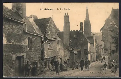 AK Quimper, La Rue Royale avec des habitants et l`église en arrière-plan