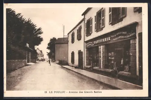 AK Le Pouldu, Avenue des Grands Sables avec pâtisserie et passants