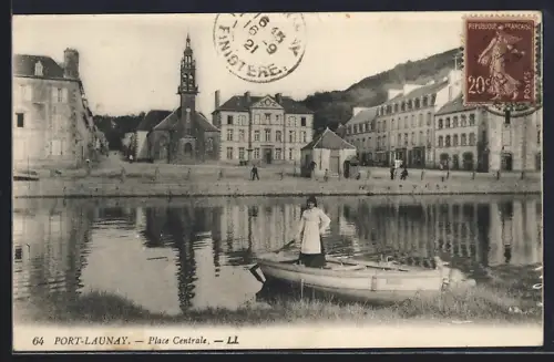 AK Port-Launay, Place Centrale avec vue sur l`église et les bâtiments au bord de l`eau