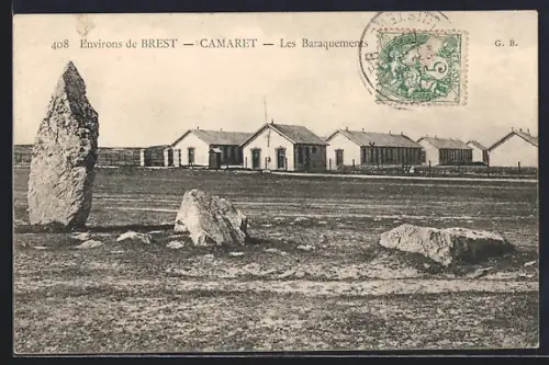 AK Camaret, Les Baraquements et menhirs en avant-plan