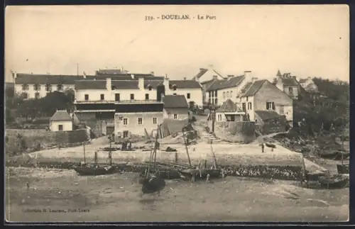 AK Douëlan, Le Port avec bateaux amarrés et maisons en arrière-plan