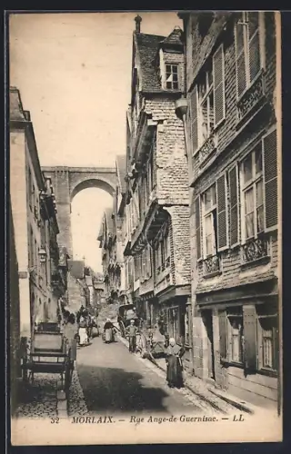 AK Morlaix, Rue Ange-de-Guernisac avec vue sur le viaduc
