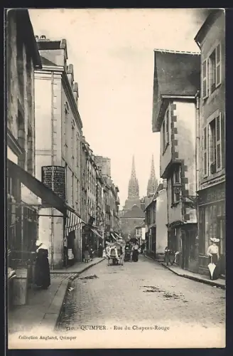 AK Quimper, Rue du Chapeau-Rouge avec vue sur la cathédrale en arrière-plan
