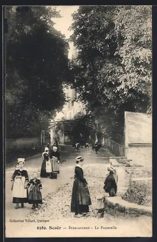 AK Scaër, Stangaudren, La Passerelle avec des villageois en costume traditionnel