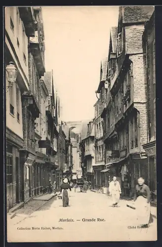 AK Morlaix, Grande Rue animée avec passants et bâtiments historiques