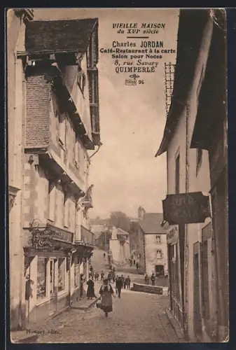 AK Quimperlé, Vieille maison du XVIe siècle et rue animée avec passants