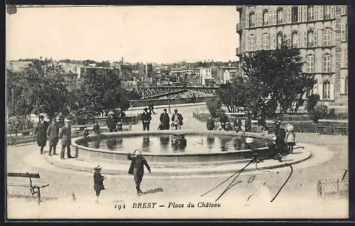 AK Brest, Place du Château avec fontaine et passants animés