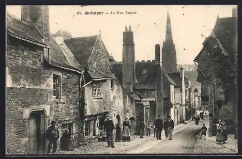 AK Quimper, La Rue Royale avec des passants et vue sur le clocher en arrière-plan