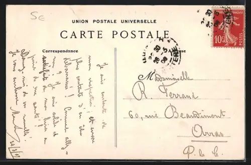AK Quimper, La Rue Royale avec des passants et vue sur le clocher en arrière-plan