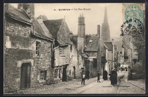 AK Quimper, La Rue Royale animée avec des passants et vue sur le clocher en arrière-plan