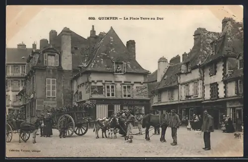 AK Quimper, La Place Terre au Duc avec charrettes et passants
